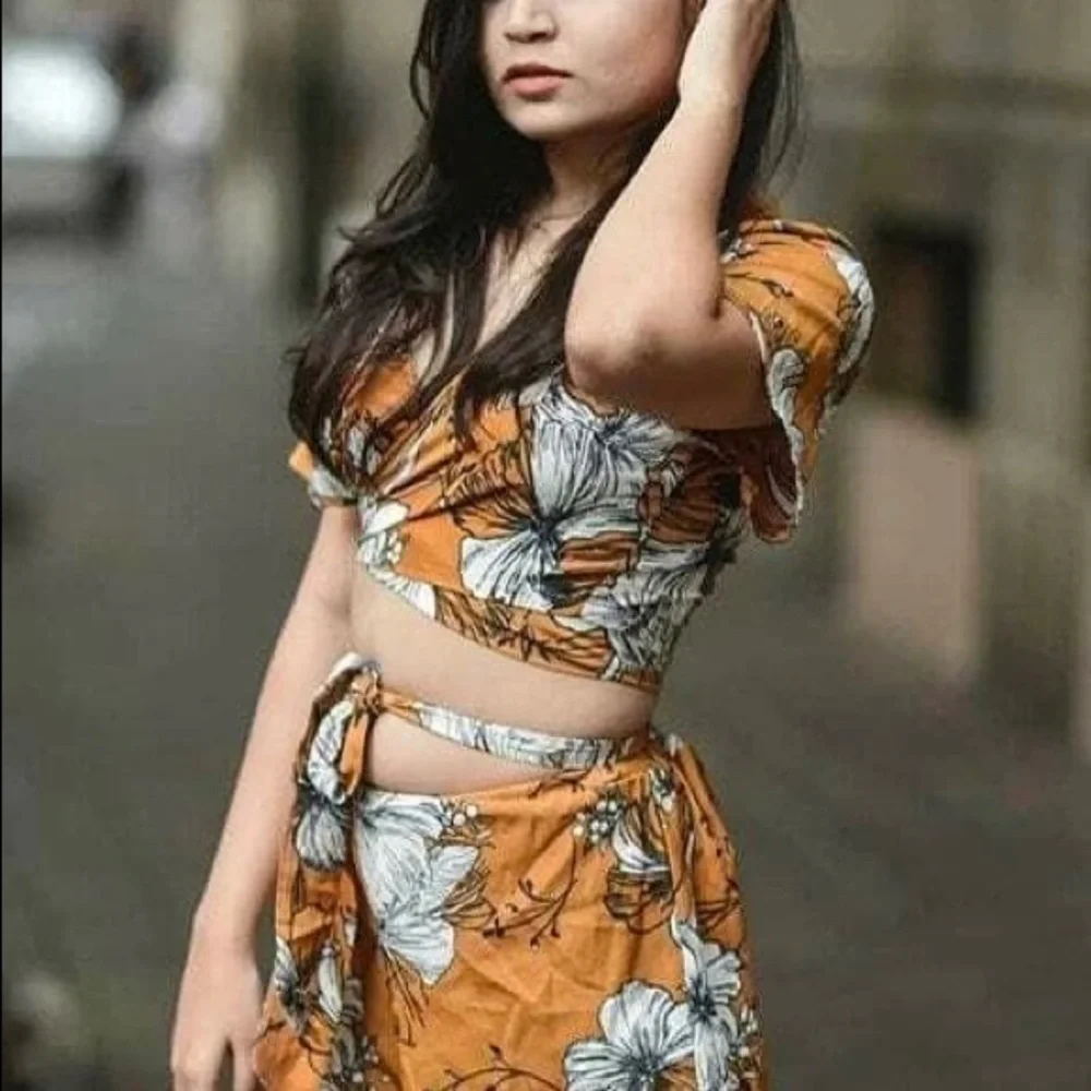 NWOT Floral Crisscross Tie Back Crop Top - Picture 4 of 8